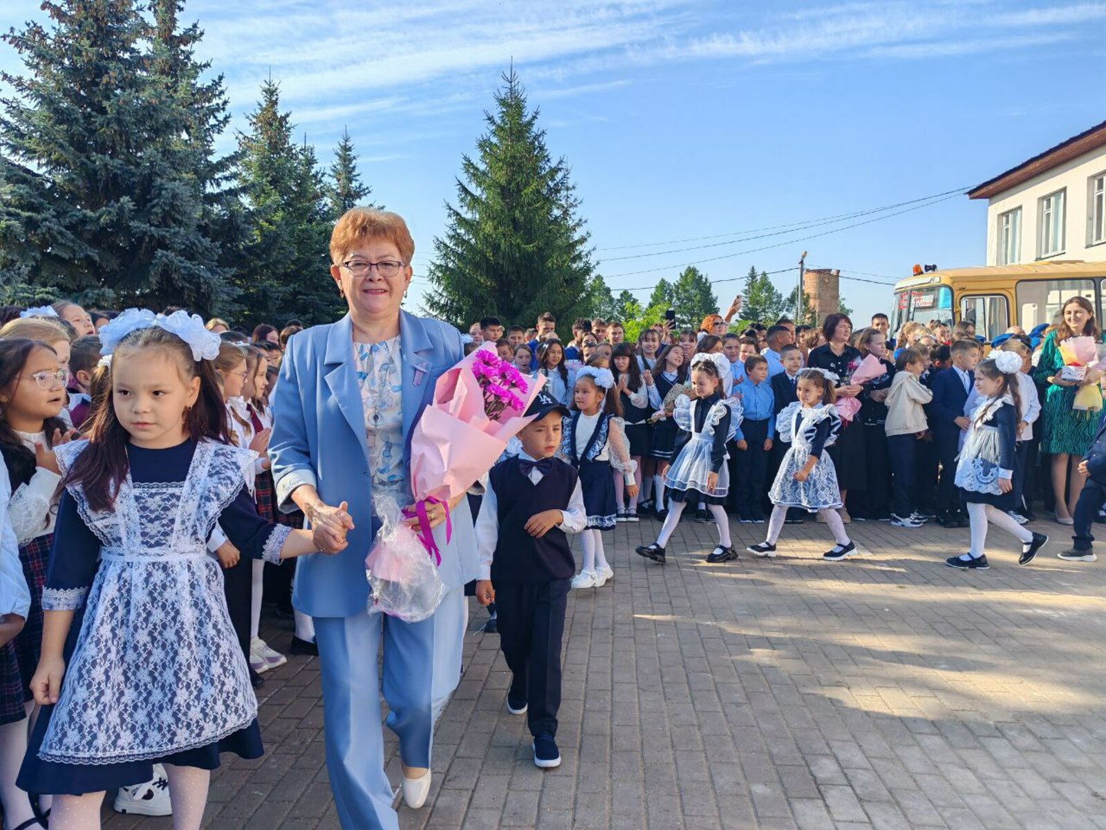 Премьер-министр Башкирии поздравил школьников и студентов с 1 сентября