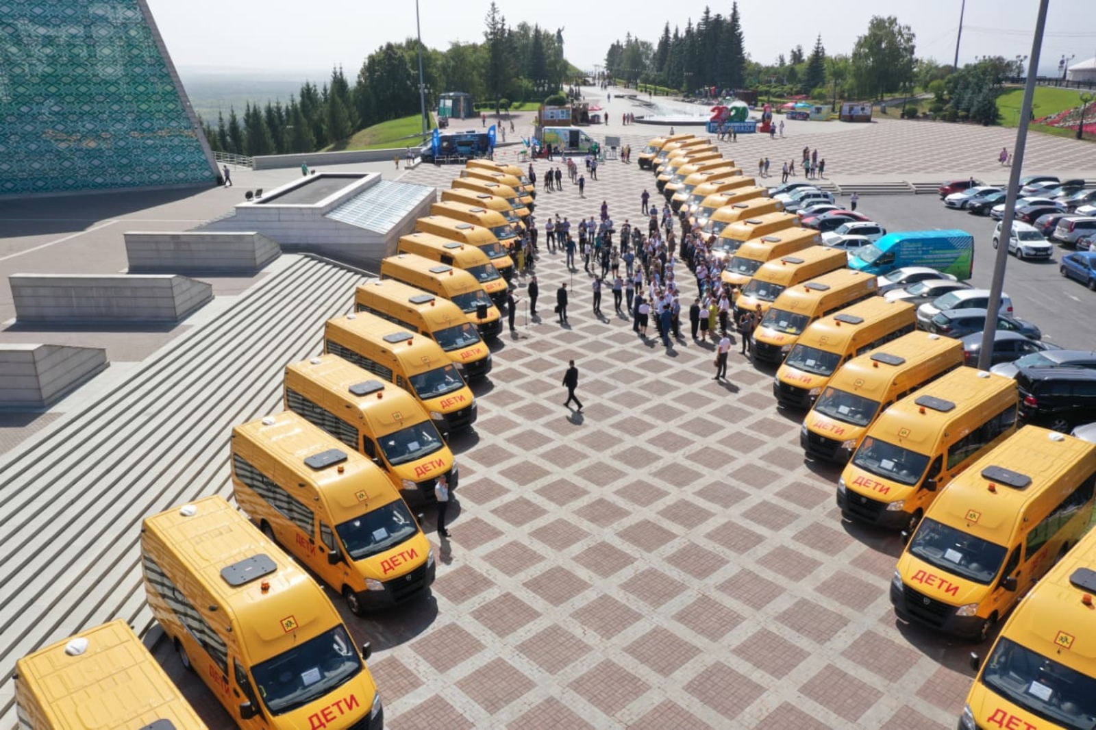 Школа села Нижнее Аврюзово получила новый школьный автобус