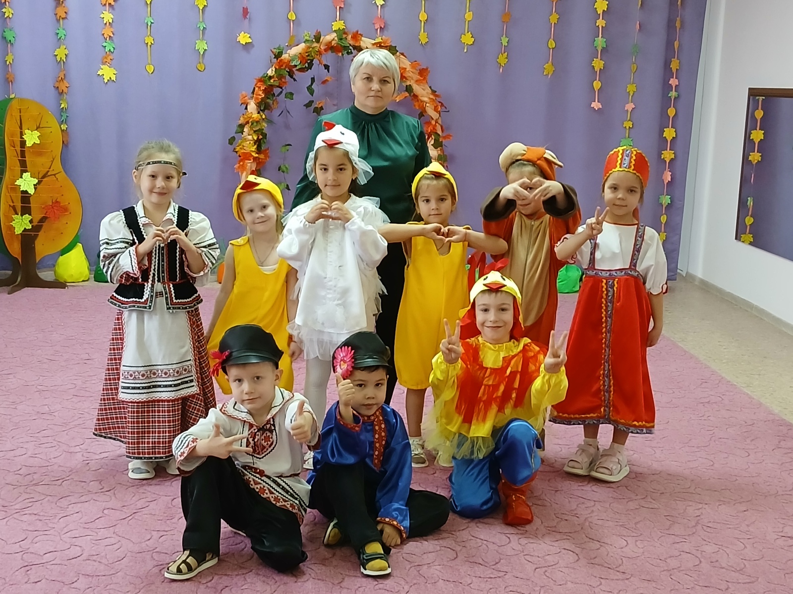 На сцене - маленькие артисты детского сада