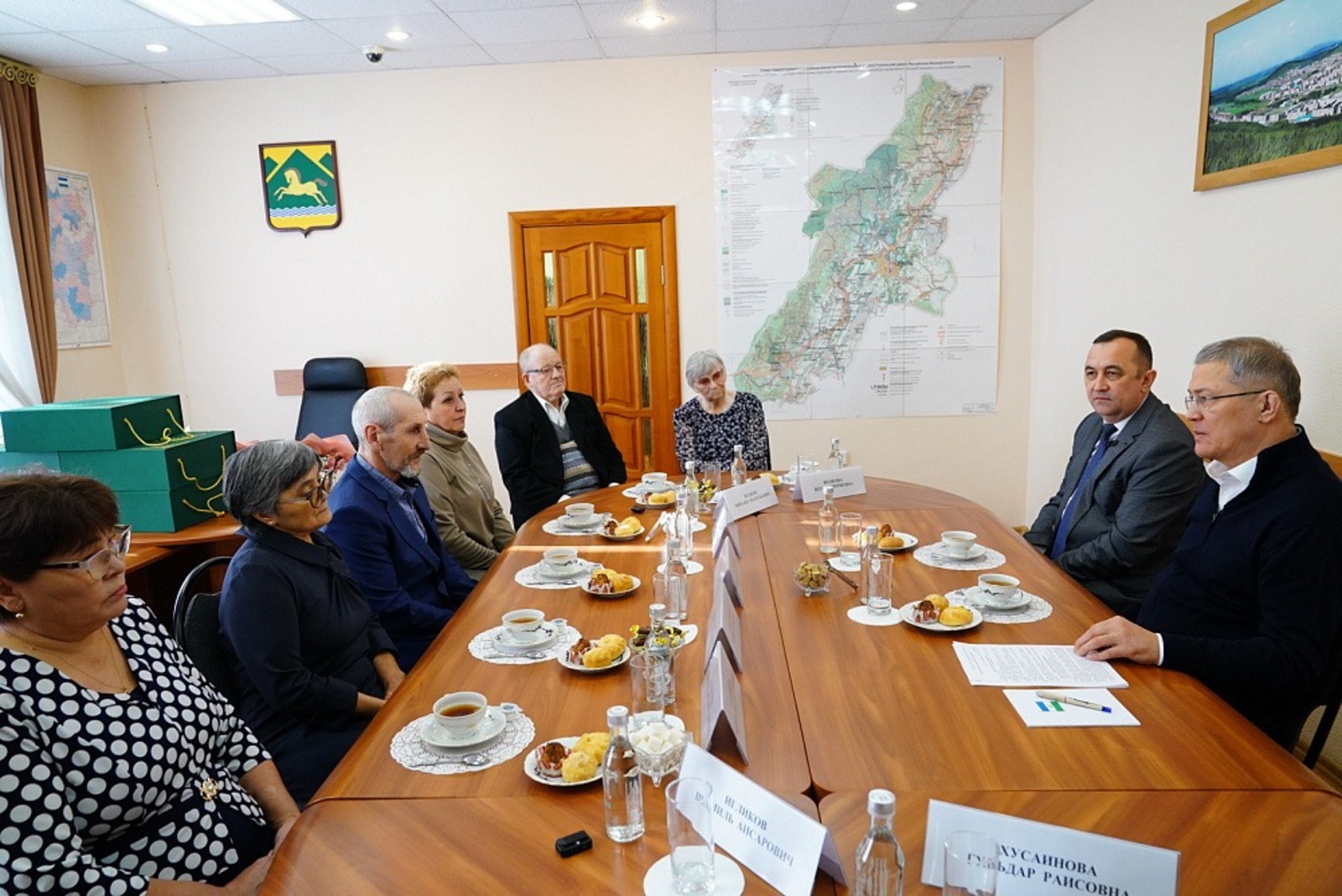 Хабиров передал ордена Шаймуратова семьям погибших героев из Учалинского района