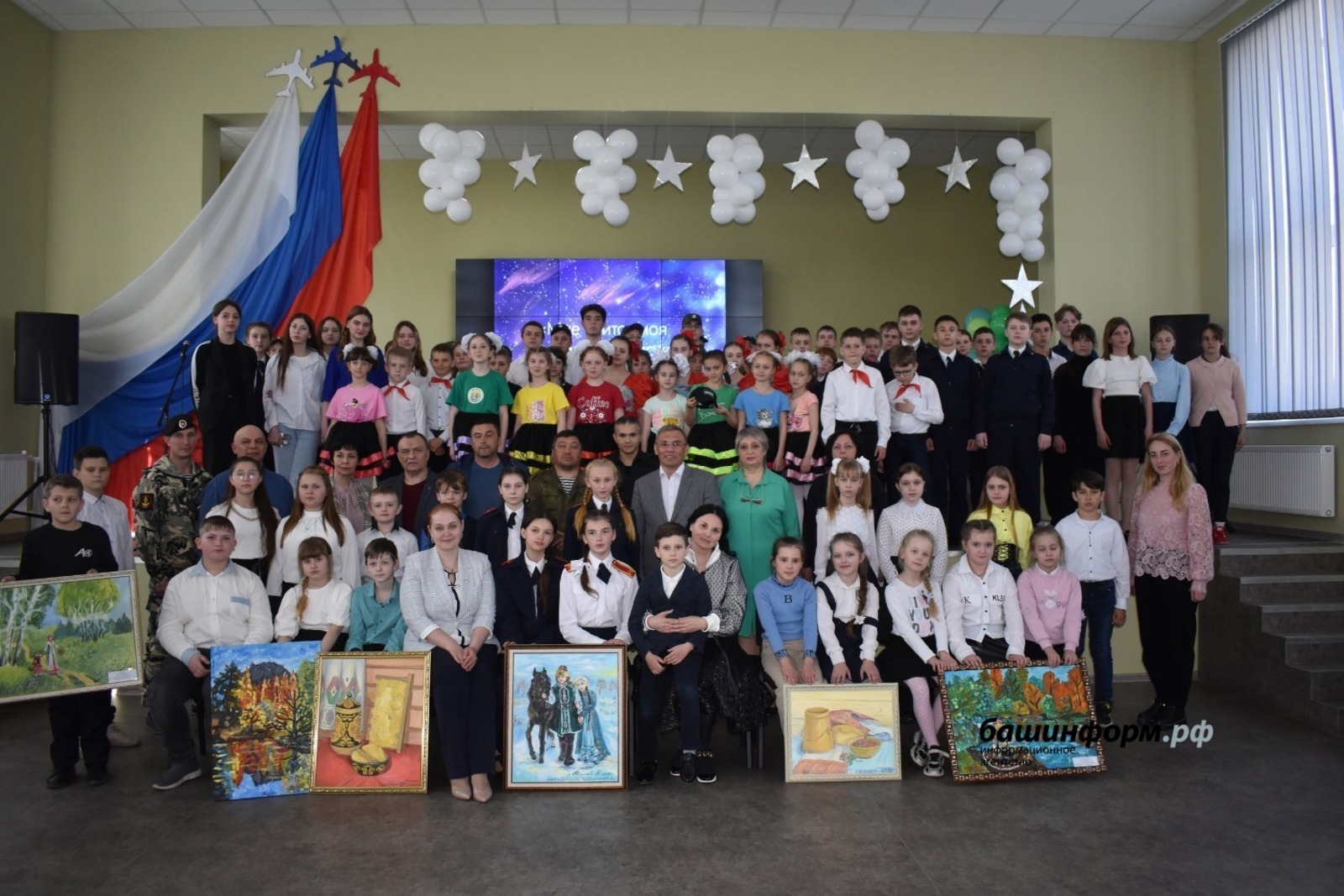 Жители Башкирии подарили картины школе в Красном Луч