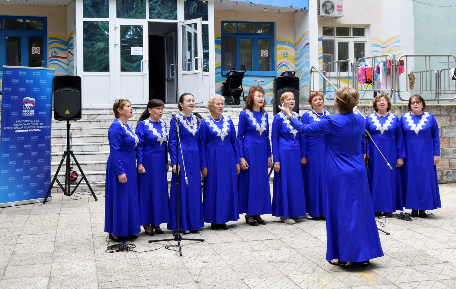 «Серебряные» волонтеры выступили с концертом для переселенцев из Донбасса